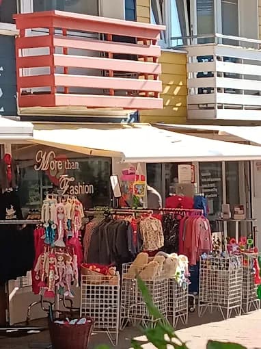 Weiße Markise am Mode-Geschäft